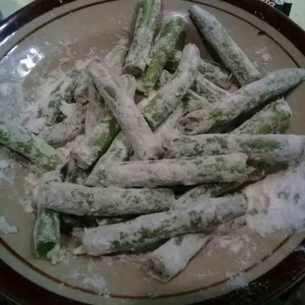 Lumuri dengan 2 sdm tepung terigu