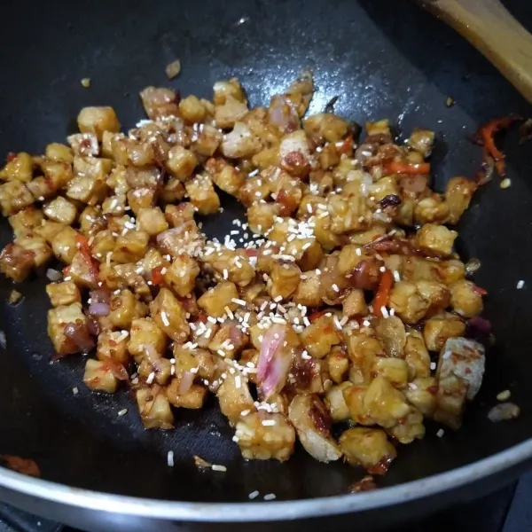 Kemudian masukkan ikan asin dan tempe goreng. Aduk. Beri garam, kaldu jamur, gula, kecap manis dan saos tiram sesuai selera. Aduk rata.