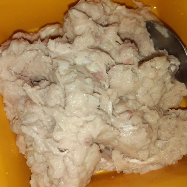 Siapkan 1 kg ayam yang sudah digiling.