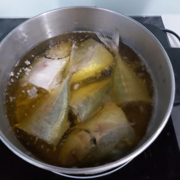Goreng setengah matang ikan di dalam minyak goreng dalam api sedang. Setelah ikan setengah matang, tiriskan.