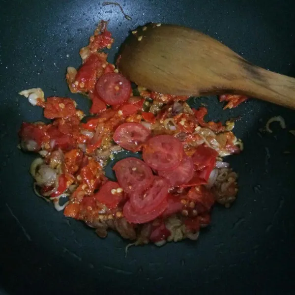 Lalu masukkan cabe tumbuk, tomat, garam dan gula pasir, aduk rata. Masak hingga semua bumbu matang. Angkat