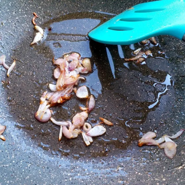 Tumis bawang merah iris hingga layu