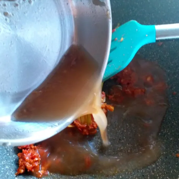 Tuang air asam, aduk sebentar