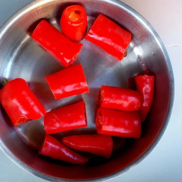 Rebus terlebih dahulu cabai merah besar kira-kira 2 menit lalu haluskan bersama bahan bumbu halus lainnya
