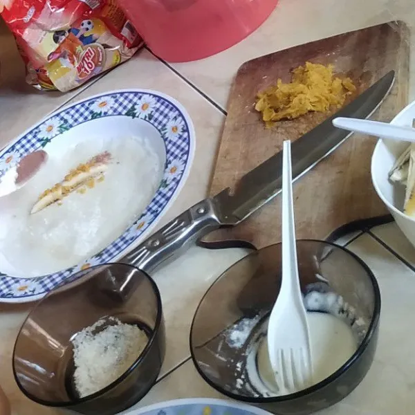 Taburi dengan gula sesuai selera, taburkan bubuk coklat dan green tea sesuai selera, gulung kulit lumpia, rekatkan ujungnya dengan sedikit air.