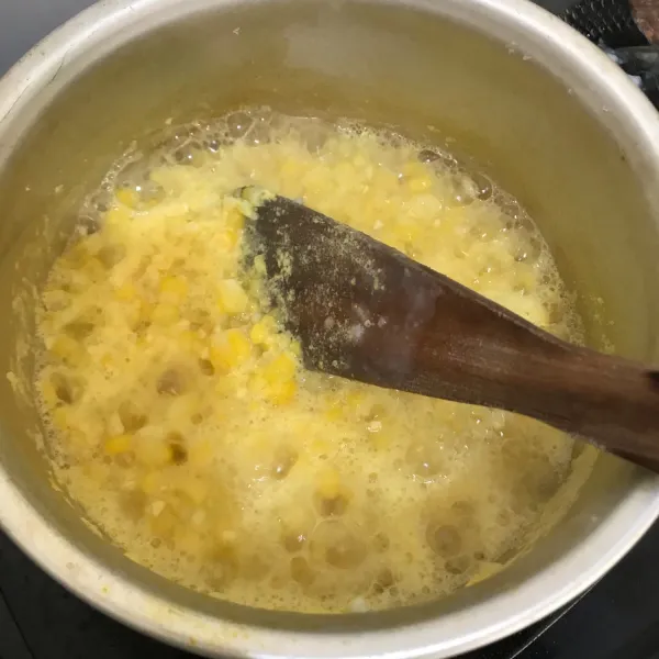 Rebus di wadah terpisah jagung hingga empuk.