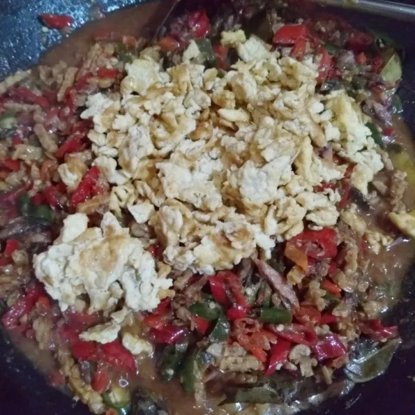 Masukkan orak arik telur. Aduk hingga rata