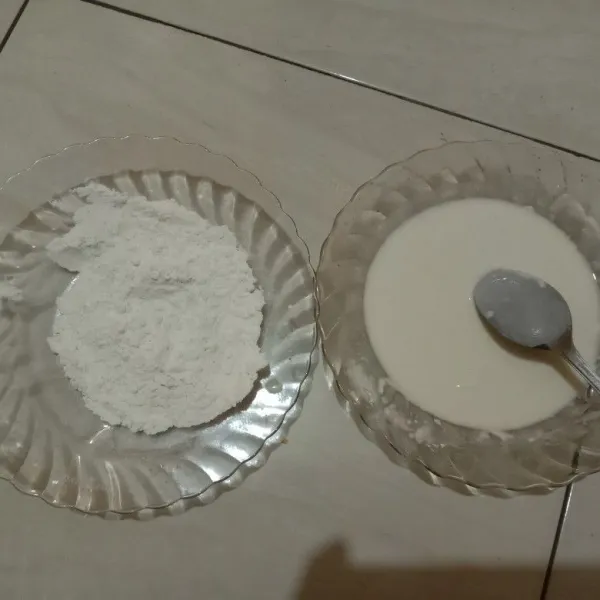 Campur terigu, maizena, kaldu bubuk dan garam hingga rata. Ambil 2 sdm adonan beri air untuk adonan basah