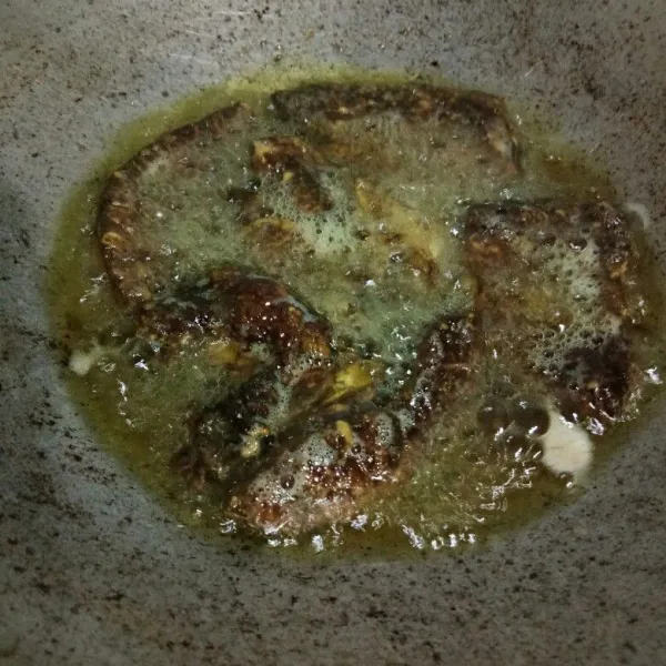 Panaskan minyak goreng, goreng paru hingga matang, tiriskan. Sisihkan