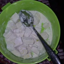 Potong tahu kecil-kecil kemudian baluri tahu dengan tepung bumbu