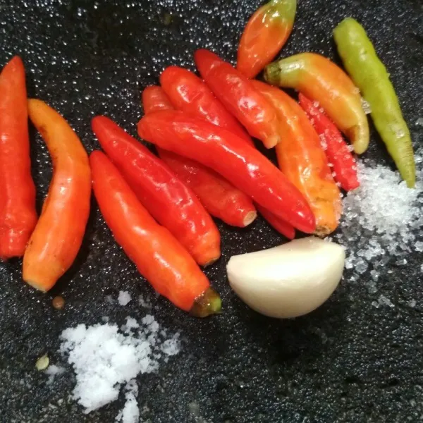 Haluskan cabe rawit, bawang putih, gula pasir dan garam