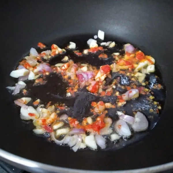 Tumis bawang merah, bawang putih dan cabe hingga layu