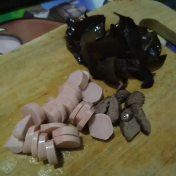 Potong sosis, paru ayam dan jamur kuping tipis-tipis (paru ayamnya bisa banyak, itu sedikit karena sisa).