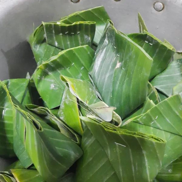 Bungkus menggunakan daun pisang seperti pada gambar. Simpan di dalam panci atau wadah tertutup selama dua hari. Setelah dua hari, tape beras ketan siap dihidangkan. Lebih enak dan segar jika didinginkan di kulkas terlebih dahulu.