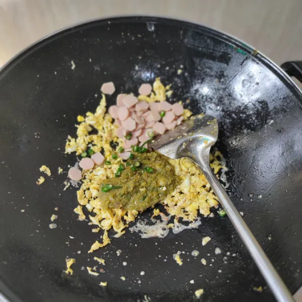 Tambahkan Sosis, bumbu halus, dan cabe rawit iris, aduk rata