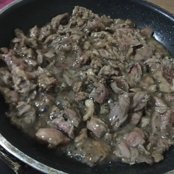 Tumis sebentar daging hingga berubah warna, lalu tiriskan.