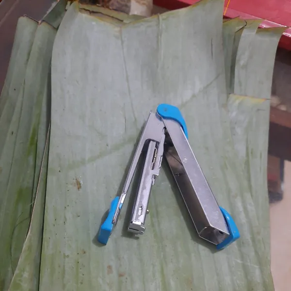 Bersihkan daun pisang dan potong-potong 25 × 20 cm (atau bisa disesuaikan dengan selera).