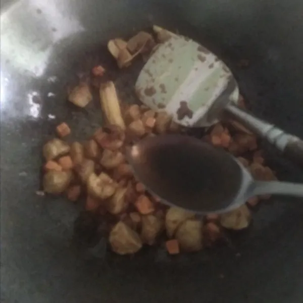 Tambahkan kentang, wortel, air asam Jawa, gula pasir, garam, diaduk rata