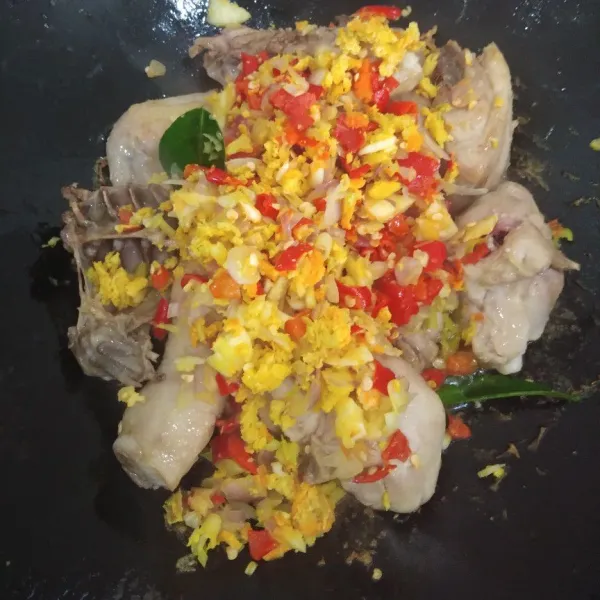 Masukkan bumbu. Aduk sampai rata.
