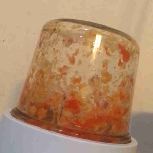 Blender bawang putih, bawang merah, dan cabai rawit merah dengan 10 sdm air.