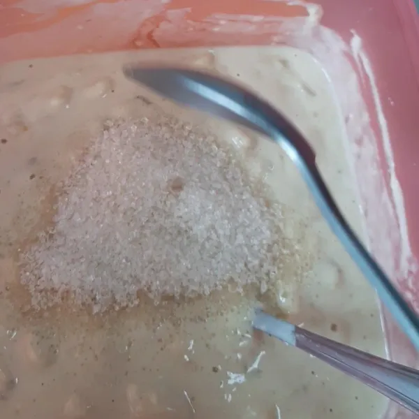 Lalu masukkan gula pasir dan aduk hingga rata.