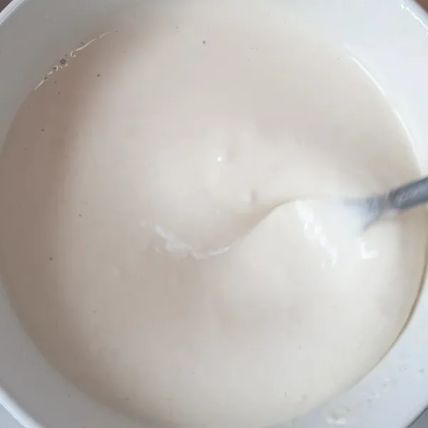 Dalam mangkuk masukkan tepung dan air lalu aduk hingga teksturnya agak sedikit kental.