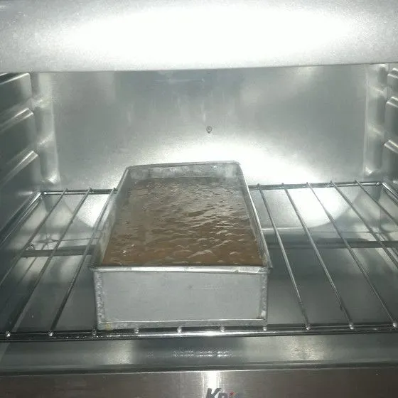 Panggang kue dengan suhu 180°C selama kurang lebih 50-60 menit tergantung masing-masing oven.