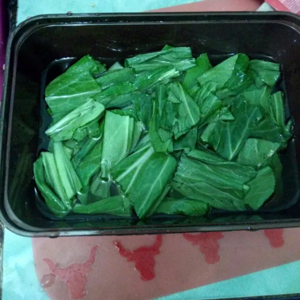 Potong potong sawi lalu cuci bersih dan tiriskan