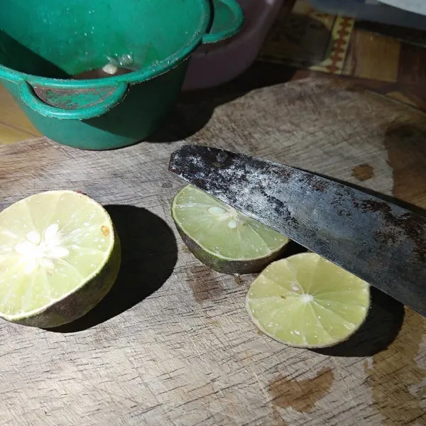 Terakhir beri kucuran jeruk nipis dan secukup nya gula pasir, sajikan hangat.
