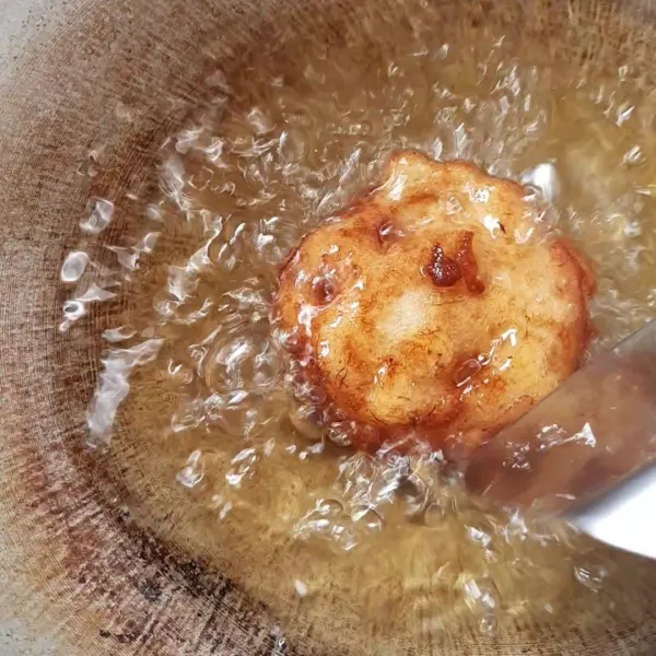 Panaskan minyak hingga bener-benar panas lalu masukkan adonan pisang. Goreng hingga warnanya golden brown. Lalu angkat dan sajikan.