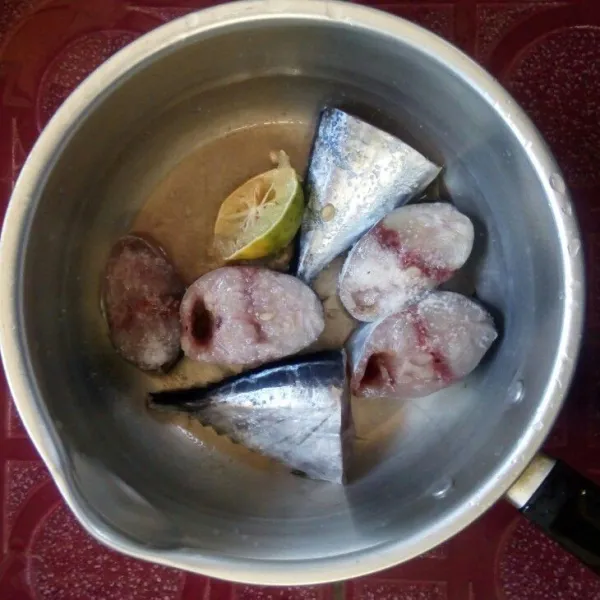 Cuci bersih ikan yang sudah dipotong, lalu marinasi dg garam dan air jeruk nipis. Diamkan sebentar lalu cuci kembali sampai bersih.