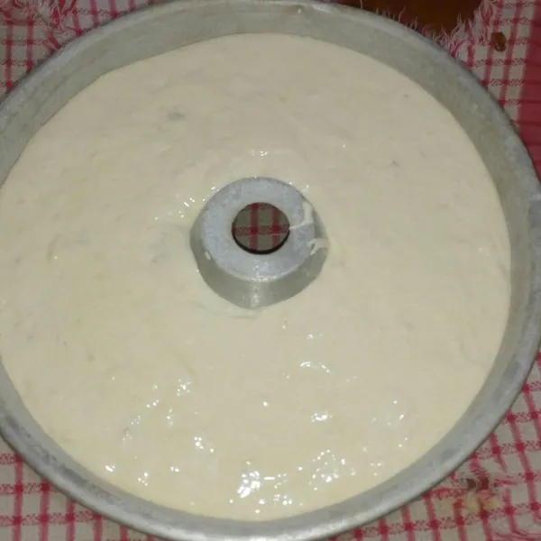 Tuang ke loyang tulban diameter 26 cm yg sdh dioles margarin dan ditaburi terigu tipis-tipis.