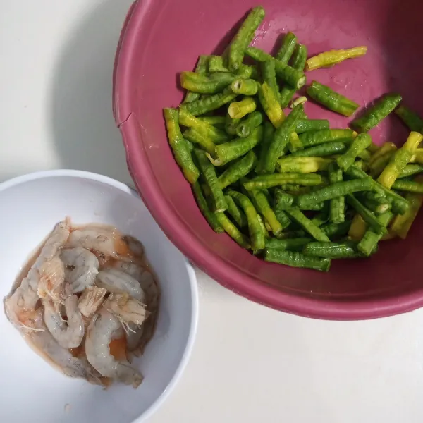 Potong-potong kacang panjang dan pisahkan udang dari kulitnya. Kemudian cuci bersih