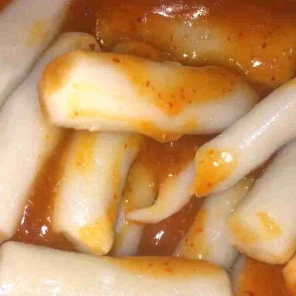 Masukkan tteok/rice cake, aduk hingga tercampur rata.