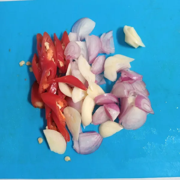 Iris bawang merah,bawang putih,cabai merah dan cabai rawit.