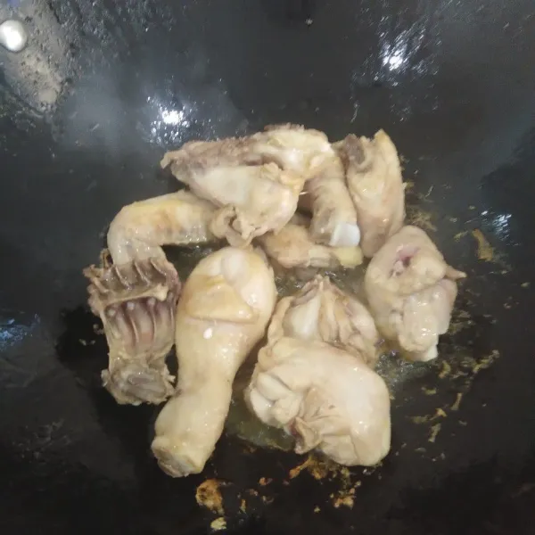 Goreng ayam sampai setengah matang.