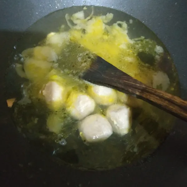 Masukkan bakso sapi.