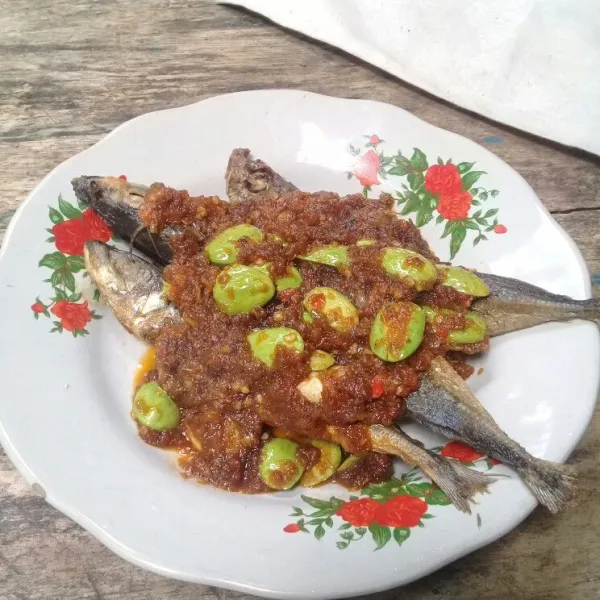 Tata ikan peda dipiring, lalu siram dengan sambel pete, sajikan