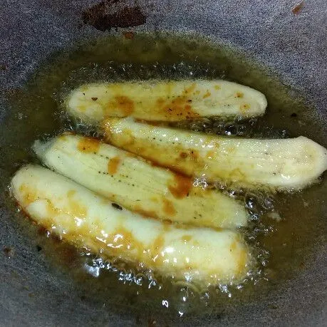 Masukkan pisang kemudian goreng sampai warnanya kecoklatan.