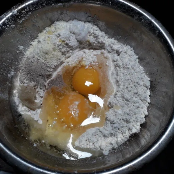 Campur dalam wadah, tepung terigu, telur, bawang putih halus, merica bubuk, garam dan kaldu bubuk.