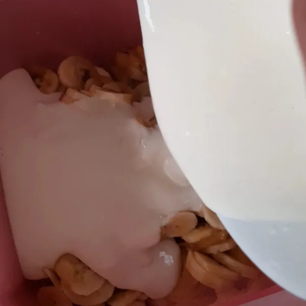 Lalu campurkan adonan tepung dengan pisang dan aduk hingga rata.