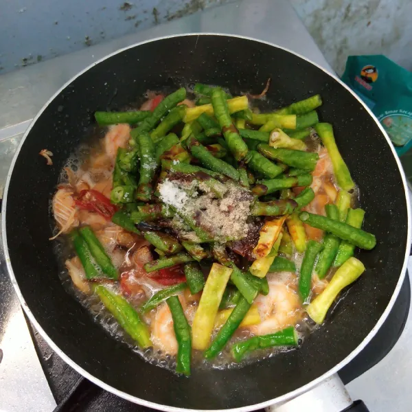 Masukkan kacang panjang. Tambahkan gula,garam,lada bubuk,kecap manis,saos tiram dan secukupnya air. Masak sampai matang dan bumbu meresap. Angkat dan sajikan