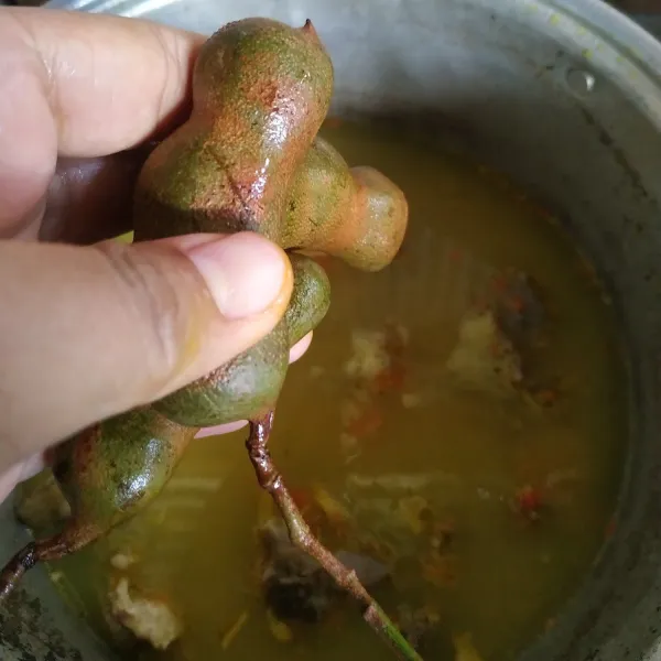 Masak sampai mendidih lalu masukkan asam mentah.