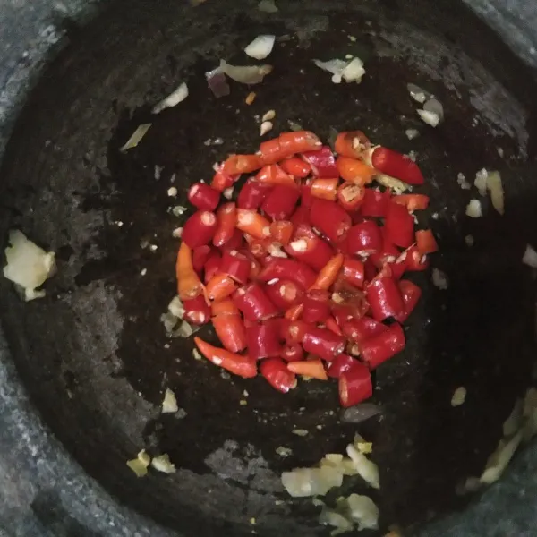 Tumbuk kasar bumbu kecuali daun jeruk.