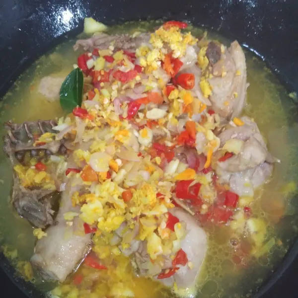 Tambahkan air, lada, ketumbar, kaldu dan garam. Koreksi rasa. Masak sampai air menyusut.