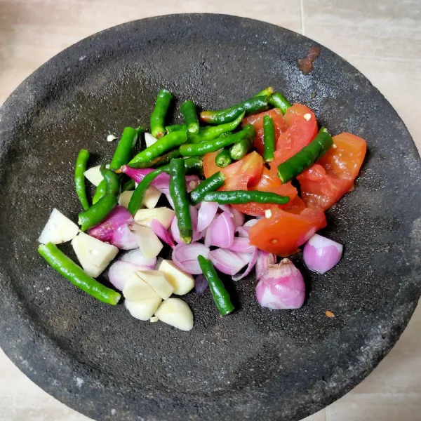 Haluskan bumbu: Bawang merah, bawang putih, Tomat dan cabe keriting hijau