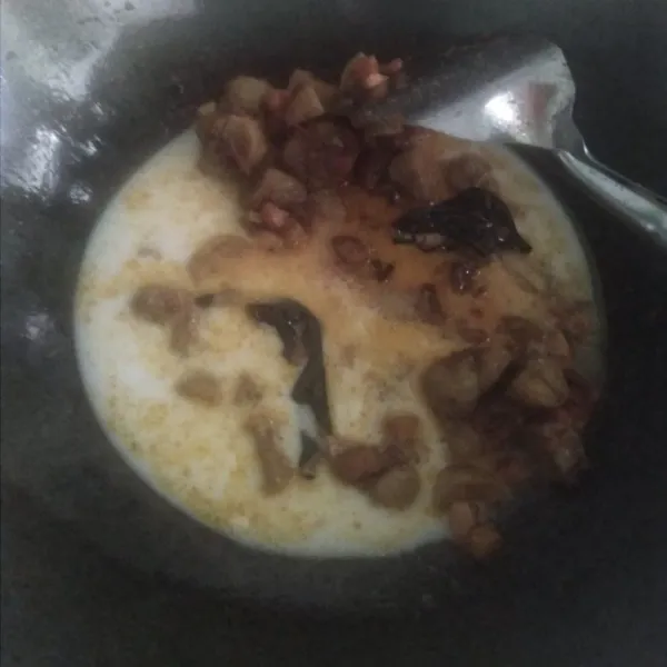 Tuangkan santan, diaduk pelan sampai mendidih