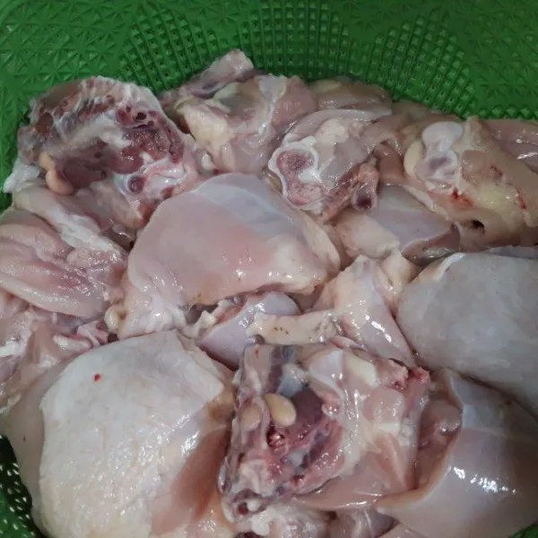 Siapkan ayam yang telah dicuci bersih.