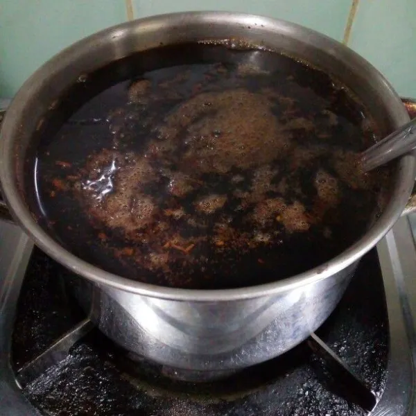 Rebus air bersama bubuk Thai Tea sampai mendidih.