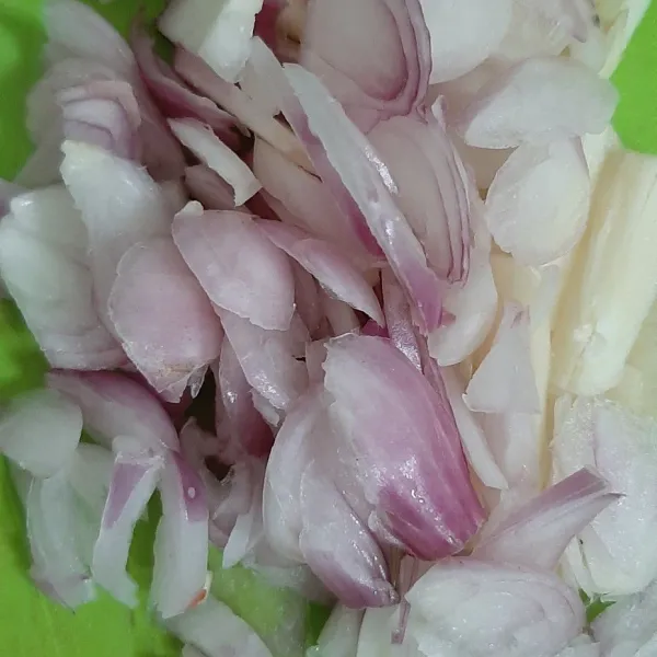 Bawang merah dan putih yang sisa tadi di iris.